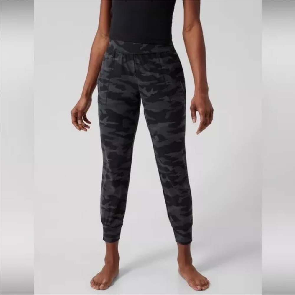 Athleta Salutation Camo Jogger.size M.